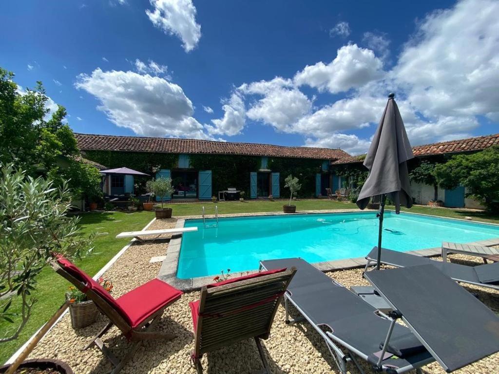 Bed and Breakfast Domaine Du Tafiart Sarron Exterior foto