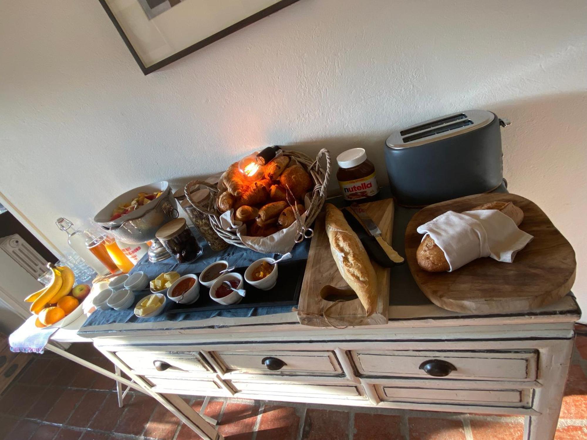 Bed and Breakfast Domaine Du Tafiart Sarron Exterior foto